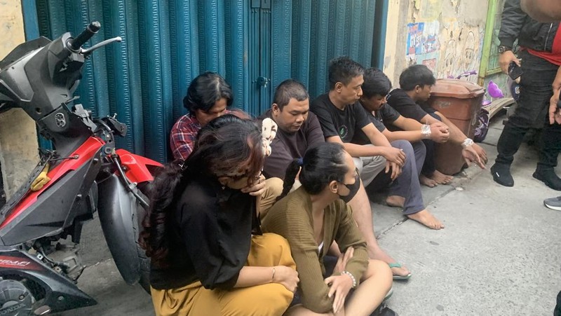 Polisi menggerebek lapak narkoba di Kampung Bahari, Jakarta Utara, Sabtu (13/7/2024) pagi. (Dok. Detikcom/Mulia Budi)