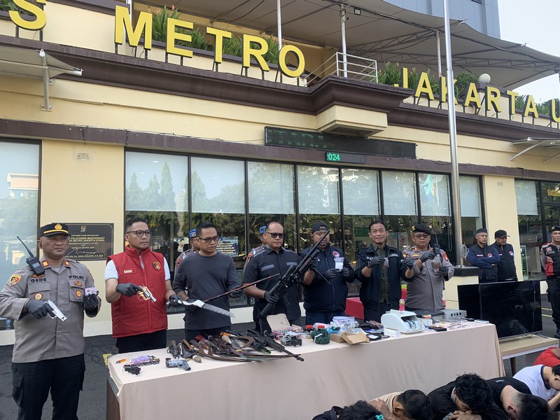 Polisi menggerebek lapak narkoba di Kampung Bahari, Jakarta Utara, Sabtu (13/7/2024) pagi. Polisi menggerebek lapak narkoba di Kampung Bahari, Jakarta Utara, Sabtu (13/7/2024) pagi. (Dok. Detikcom/Mulia Budi)