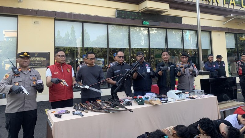 Polisi menggerebek lapak narkoba di Kampung Bahari, Jakarta Utara, Sabtu (13/7/2024) pagi. (Dok. Detikcom/Mulia Budi)