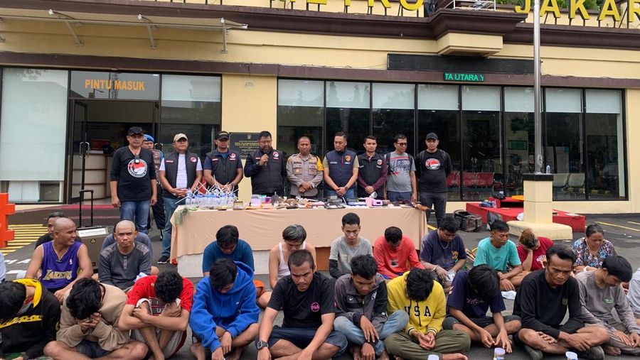 Polisi menggerebek lapak narkoba di Kampung Bahari, Jakarta Utara, Sabtu (13/7/2024) pagi. (Dok. Detikcom/Mulia Budi)