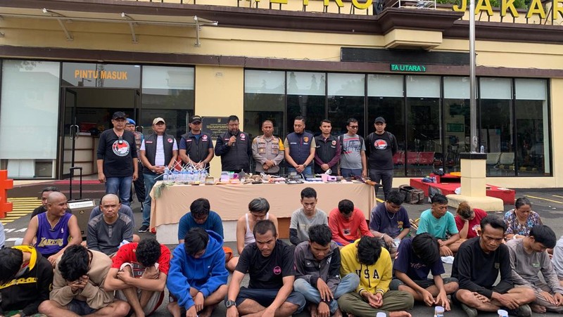 Polisi menggerebek lapak narkoba di Kampung Bahari, Jakarta Utara, Sabtu (13/7/2024) pagi. (Dok. Detikcom/Mulia Budi)