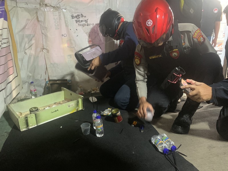 Polisi menggerebek lapak narkoba di Kampung Bahari, Jakarta Utara, Sabtu (13/7/2024) pagi. (Dok. Detikcom/Mulia Budi)