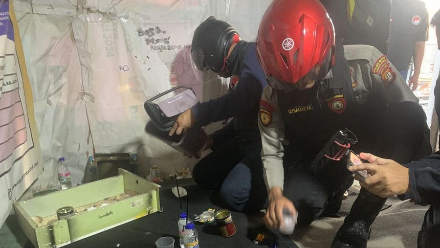 Polisi menggerebek lapak narkoba di Kampung Bahari, Jakarta Utara, Sabtu (13/7/2024) pagi. (Dok. Detikcom/Mulia Budi)