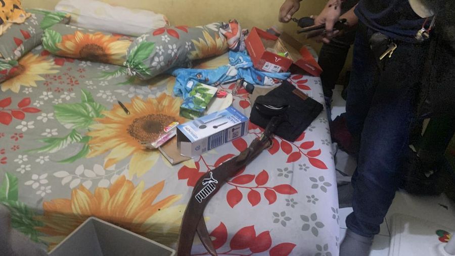 Polisi menggerebek lapak narkoba di Kampung Bahari, Jakarta Utara, Sabtu (13/7/2024) pagi. (Dok. Detikcom/Mulia Budi)