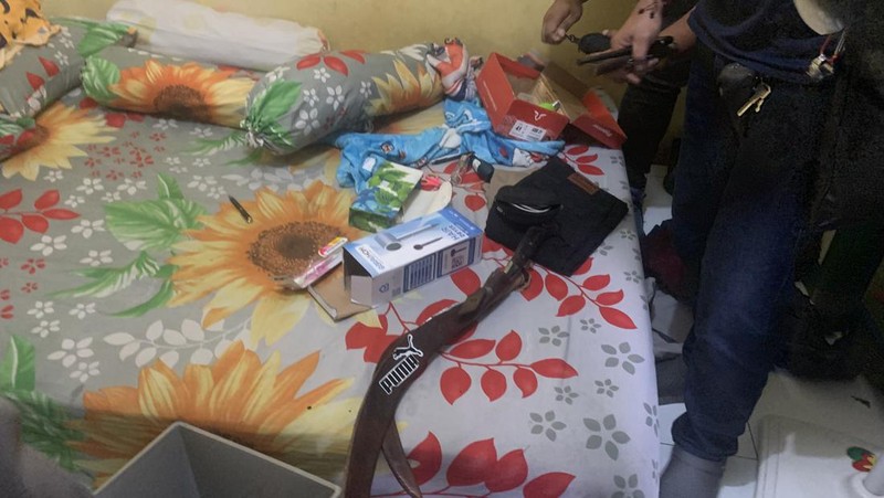 Polisi menggerebek lapak narkoba di Kampung Bahari, Jakarta Utara, Sabtu (13/7/2024) pagi. (Dok. Detikcom/Mulia Budi)