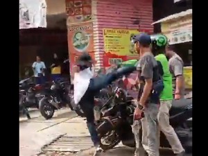Heboh Pria Beri Tendangan Kungfu ke Pengemudi Ojol di Bekasi