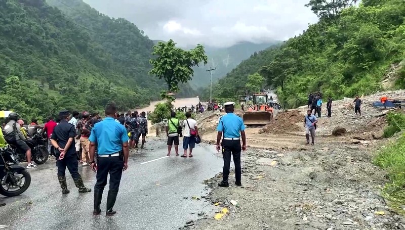 Tim penyelamat bekerja setelah terjadi tanah longsor di lokasi yang disebutkan di Distrik Chitwan, Provinsi Bagmati, Nepal, dalam tangkapan layar yang diperoleh dari video selebaran yang dirilis pada 12 Juli 2024. (Armed Police Force Nepal via Facebook/Handout via REUTERS)