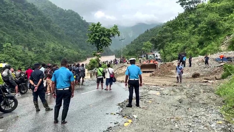 En una captura de pantalla tomada de un video publicado el 12 de julio de 2024, los equipos de rescate están trabajando después de que un deslizamiento de tierra azotara el sitio en el distrito de Chitwan de la provincia de Bagmati, Nepal.  (Fuerza de Policía Armada de Nepal vía folleto vía facebook/twitter)