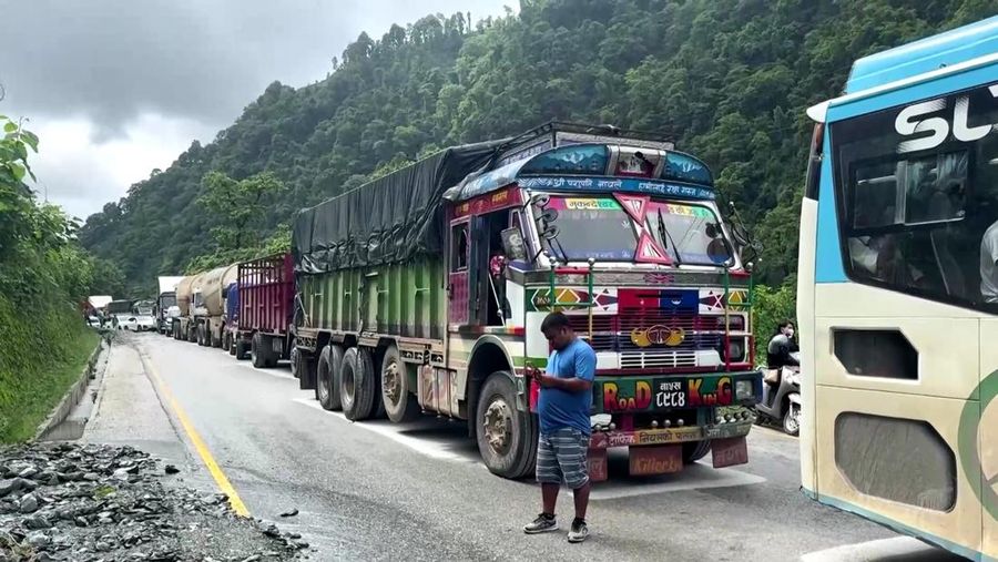 Tim penyelamat bekerja setelah terjadi tanah longsor di lokasi yang disebutkan di Distrik Chitwan, Provinsi Bagmati, Nepal, dalam tangkapan layar yang diperoleh dari video selebaran yang dirilis pada 12 Juli 2024. (Armed Police Force Nepal via Facebook/Handout via REUTERS)