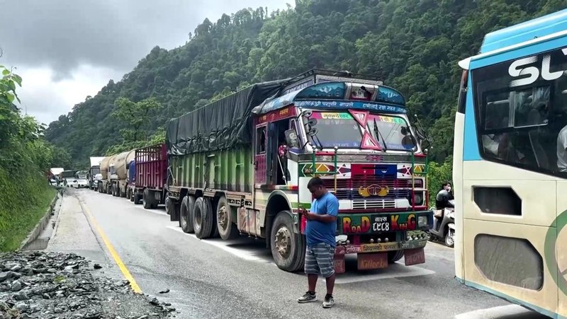 En una captura de pantalla tomada de un video publicado el 12 de julio de 2024, los equipos de rescate están trabajando después de que un deslizamiento de tierra azotara el sitio en el distrito de Chitwan de la provincia de Bagmati, Nepal.  (Fuerza de Policía Armada de Nepal vía folleto vía Facebook/Reuters)