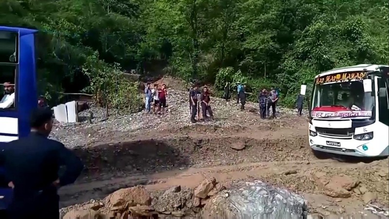 En una captura de pantalla tomada de un video publicado el 12 de julio de 2024, los equipos de rescate están trabajando después de que un deslizamiento de tierra azotara el sitio en el distrito de Chitwan de la provincia de Bagmati, Nepal.  (Fuerza de Policía Armada de Nepal vía folleto vía facebook/twitter)