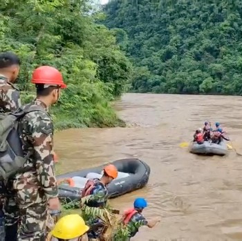 Ngeri! 2 Bus 'Digulung' Longsor Sampai Terjun ke Sungai, 62 Hilang