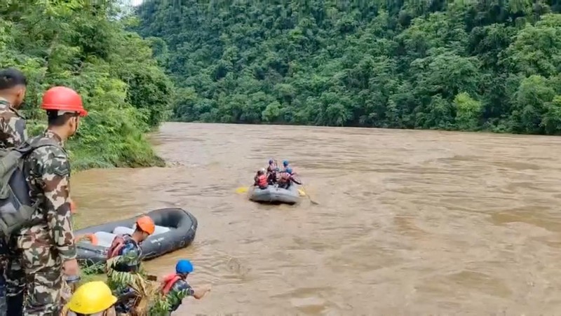 En una captura de pantalla tomada de un vídeo publicado el 12 de julio de 2024, los equipos de rescate están trabajando después de que un deslizamiento de tierra azotara el sitio en el distrito de Chitwan de la provincia de Bagmati, Nepal.  (Fuerza de Policía Armada de Nepal vía folleto vía facebook/twitter)