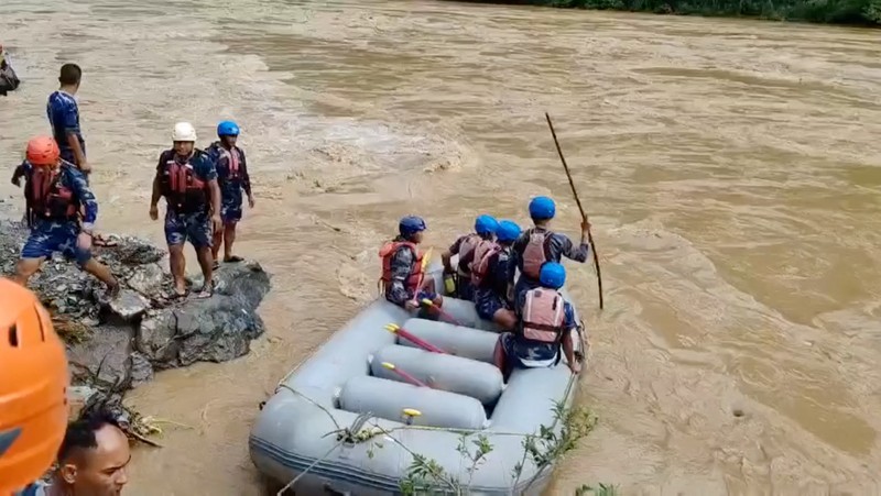 Tim penyelamat bekerja setelah terjadi tanah longsor di lokasi yang disebutkan di Distrik Chitwan, Provinsi Bagmati, Nepal, dalam tangkapan layar yang diperoleh dari video selebaran yang dirilis pada 12 Juli 2024. (Armed Police Force Nepal via Facebook/Handout via REUTERS)