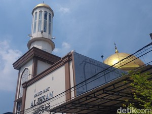 Tower BTS Ilegal di Atas Masjid Kelapa Gading Jakut Dibongkar, Warga Tenang