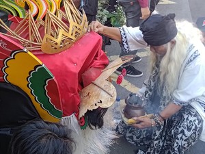 Melihat Aksi Pawang Saat Banyuwangi Ethno Carnival 2024 Kawal Acara