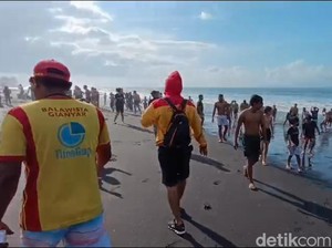 Waspadai Ombak Tinggi Saat Banyu Pinaruh di Pantai Gianyar