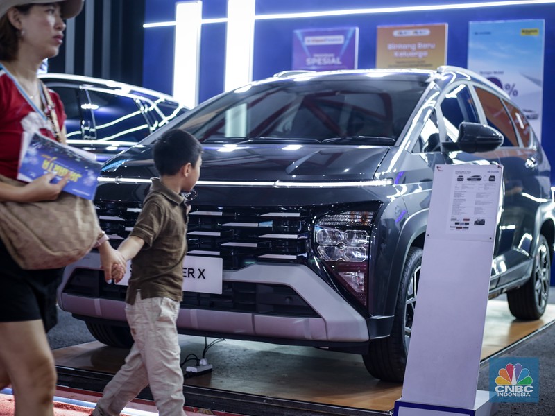 Jelang penutupan gelaran Jakarta Fair Kemayoran (JFK) 2024 pada Minggu, (14/7/2024), terdapat banyak produk yang diberikan diskon besar, tak terkecuali otomotif. (CNBC Indonesia/Tias Budiarto) Jelang penutupan gelaran Jakarta Fair Kemayoran (JFK) 2024 pada Minggu, (14/7/2024), terdapat banyak produk yang diberikan diskon besar, tak terkecuali otomotif. (CNBC Indonesia/Tias Budiarto)