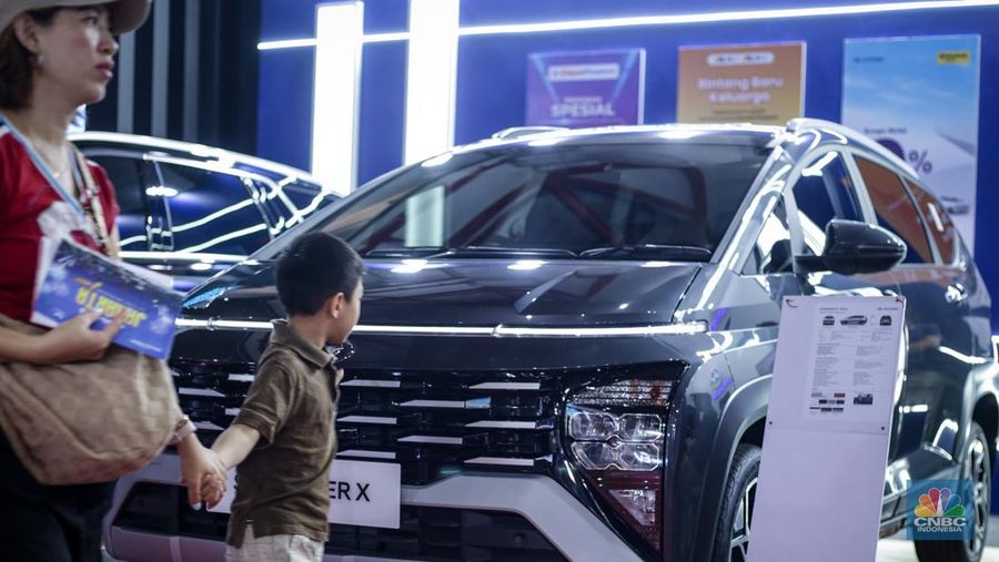Jelang penutupan gelaran Jakarta Fair Kemayoran (JFK) 2024 pada Minggu, (14/7/2024), terdapat banyak produk yang diberikan diskon besar, tak terkecuali otomotif. (CNBC Indonesia/Tias Budiarto)