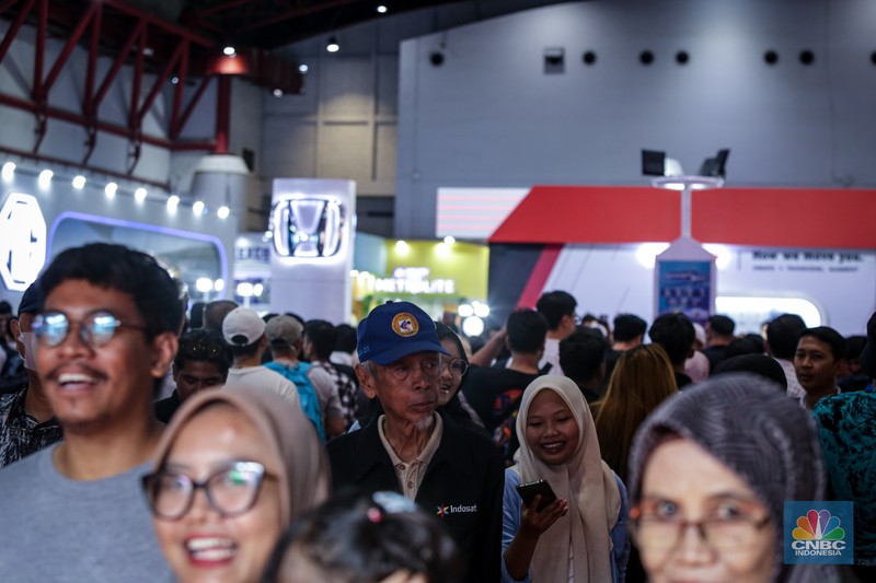 Jelang penutupan gelaran Jakarta Fair Kemayoran (JFK) 2024 pada Minggu, (14/7/2024), terdapat banyak produk yang diberikan diskon besar, tak terkecuali otomotif. (CNBC Indonesia/Tias Budiarto) Jelang penutupan gelaran Jakarta Fair Kemayoran (JFK) 2024 pada Minggu, (14/7/2024), terdapat banyak produk yang diberikan diskon besar, tak terkecuali otomotif. (CNBC Indonesia/Tias Budiarto)