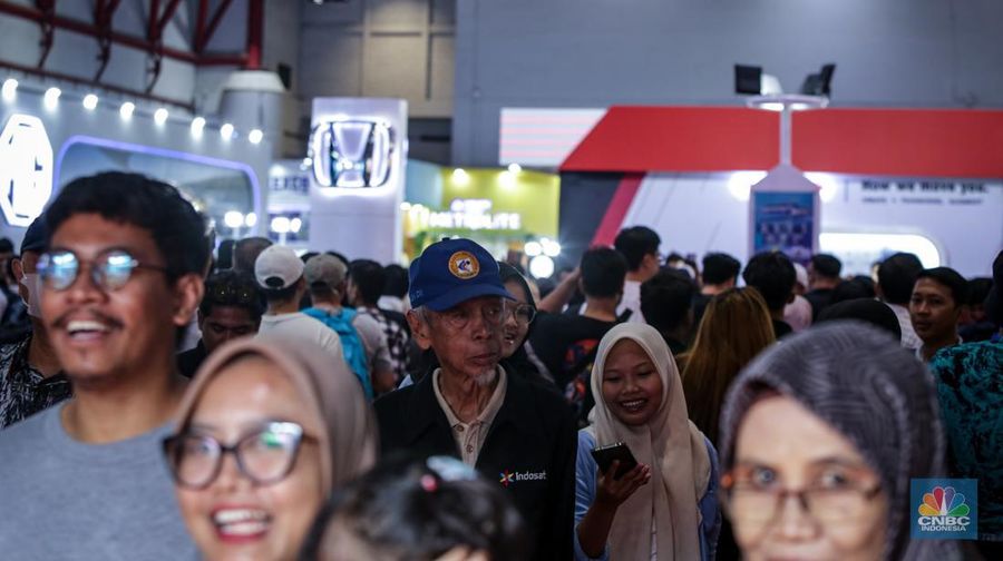 Jelang penutupan gelaran Jakarta Fair Kemayoran (JFK) 2024 pada Minggu, (14/7/2024), terdapat banyak produk yang diberikan diskon besar, tak terkecuali otomotif. (CNBC Indonesia/Tias Budiarto)
