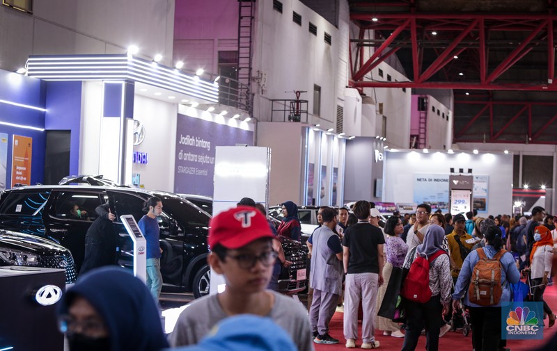 Jelang penutupan gelaran Jakarta Fair Kemayoran (JFK) 2024 pada Minggu, (14/7/2024), terdapat banyak produk yang diberikan diskon besar, tak terkecuali otomotif. (CNBC Indonesia/Tias Budiarto) Jelang penutupan gelaran Jakarta Fair Kemayoran (JFK) 2024 pada Minggu, (14/7/2024), terdapat banyak produk yang diberikan diskon besar, tak terkecuali otomotif. (CNBC Indonesia/Tias Budiarto)