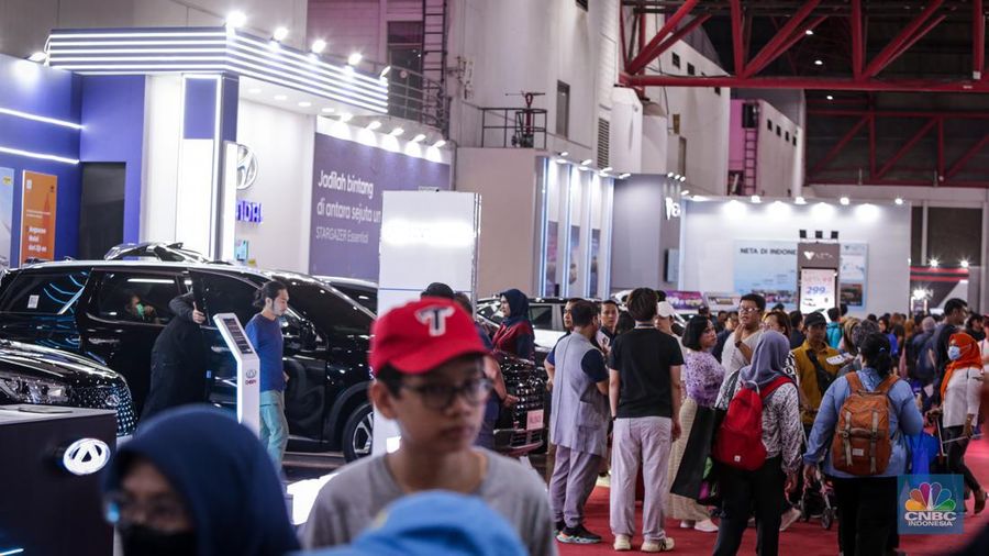 Jelang penutupan gelaran Jakarta Fair Kemayoran (JFK) 2024 pada Minggu, (14/7/2024), terdapat banyak produk yang diberikan diskon besar, tak terkecuali otomotif. (CNBC Indonesia/Tias Budiarto)