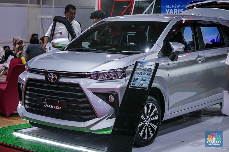 Jelang penutupan gelaran Jakarta Fair Kemayoran (JFK) 2024 pada Minggu, (14/7/2024), terdapat banyak produk yang diberikan diskon besar, tak terkecuali otomotif. (CNBC Indonesia/Tias Budiarto) Jelang penutupan gelaran Jakarta Fair Kemayoran (JFK) 2024 pada Minggu, (14/7/2024), terdapat banyak produk yang diberikan diskon besar, tak terkecuali otomotif. (CNBC Indonesia/Tias Budiarto)