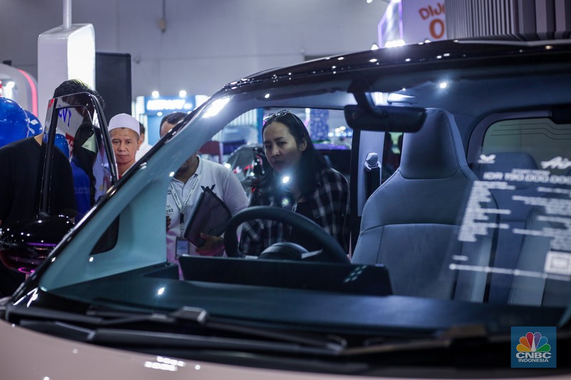 Jelang penutupan gelaran Jakarta Fair Kemayoran (JFK) 2024 pada Minggu, (14/7/2024), terdapat banyak produk yang diberikan diskon besar, tak terkecuali otomotif. (CNBC Indonesia/Tias Budiarto) Jelang penutupan gelaran Jakarta Fair Kemayoran (JFK) 2024 pada Minggu, (14/7/2024), terdapat banyak produk yang diberikan diskon besar, tak terkecuali otomotif. (CNBC Indonesia/Tias Budiarto)