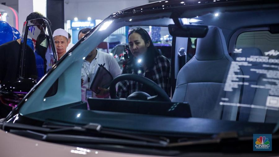 Jelang penutupan gelaran Jakarta Fair Kemayoran (JFK) 2024 pada Minggu, (14/7/2024), terdapat banyak produk yang diberikan diskon besar, tak terkecuali otomotif. (CNBC Indonesia/Tias Budiarto)