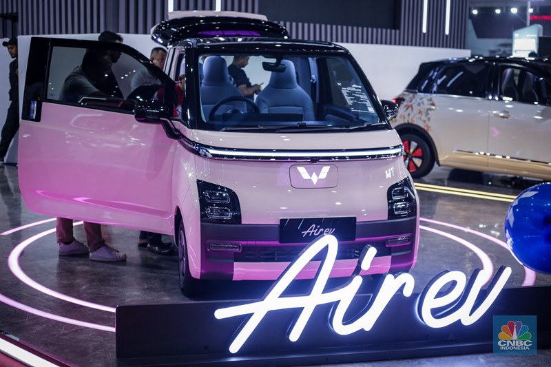 Jelang penutupan gelaran Jakarta Fair Kemayoran (JFK) 2024 pada Minggu, (14/7/2024), terdapat banyak produk yang diberikan diskon besar, tak terkecuali otomotif. (CNBC Indonesia/Tias Budiarto) Jelang penutupan gelaran Jakarta Fair Kemayoran (JFK) 2024 pada Minggu, (14/7/2024), terdapat banyak produk yang diberikan diskon besar, tak terkecuali otomotif. (CNBC Indonesia/Tias Budiarto)