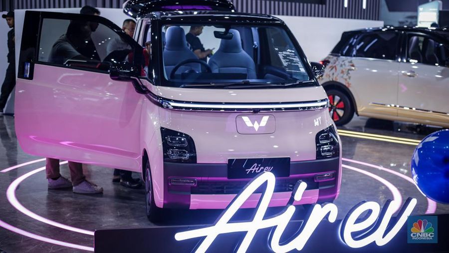 Jelang penutupan gelaran Jakarta Fair Kemayoran (JFK) 2024 pada Minggu, (14/7/2024), terdapat banyak produk yang diberikan diskon besar, tak terkecuali otomotif. (CNBC Indonesia/Tias Budiarto)