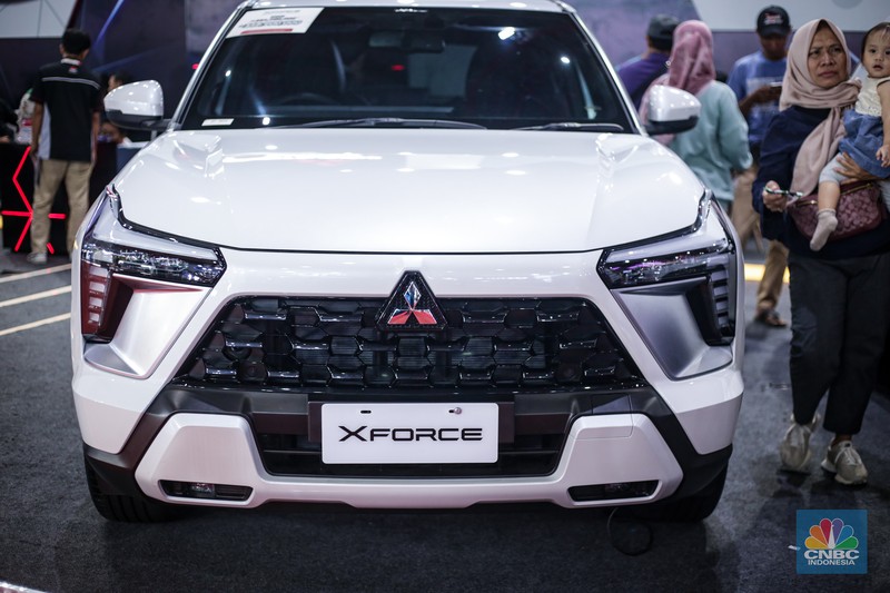 Jelang penutupan gelaran Jakarta Fair Kemayoran (JFK) 2024 pada Minggu, (14/7/2024), terdapat banyak produk yang diberikan diskon besar, tak terkecuali otomotif. (CNBC Indonesia/Tias Budiarto) Jelang penutupan gelaran Jakarta Fair Kemayoran (JFK) 2024 pada Minggu, (14/7/2024), terdapat banyak produk yang diberikan diskon besar, tak terkecuali otomotif. (CNBC Indonesia/Tias Budiarto)