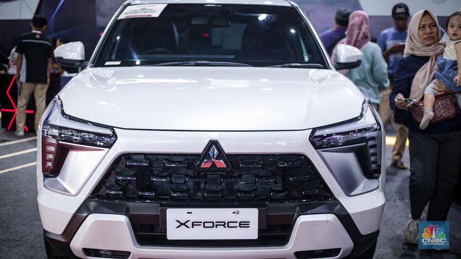 Jelang penutupan gelaran Jakarta Fair Kemayoran (JFK) 2024 pada Minggu, (14/7/2024), terdapat banyak produk yang diberikan diskon besar, tak terkecuali otomotif. (CNBC Indonesia/Tias Budiarto)