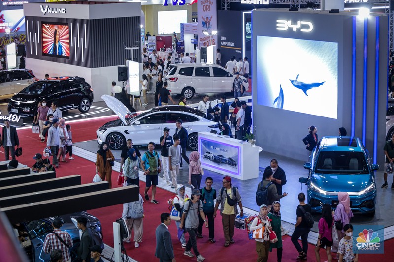 Jelang penutupan gelaran Jakarta Fair Kemayoran (JFK) 2024 pada Minggu, (14/7/2024), terdapat banyak produk yang diberikan diskon besar, tak terkecuali otomotif. (CNBC Indonesia/Tias Budiarto) Jelang penutupan gelaran Jakarta Fair Kemayoran (JFK) 2024 pada Minggu, (14/7/2024), terdapat banyak produk yang diberikan diskon besar, tak terkecuali otomotif. (CNBC Indonesia/Tias Budiarto)