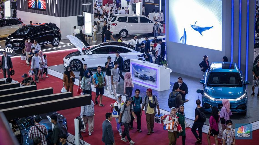 Jelang penutupan gelaran Jakarta Fair Kemayoran (JFK) 2024 pada Minggu, (14/7/2024), terdapat banyak produk yang diberikan diskon besar, tak terkecuali otomotif. (CNBC Indonesia/Tias Budiarto)