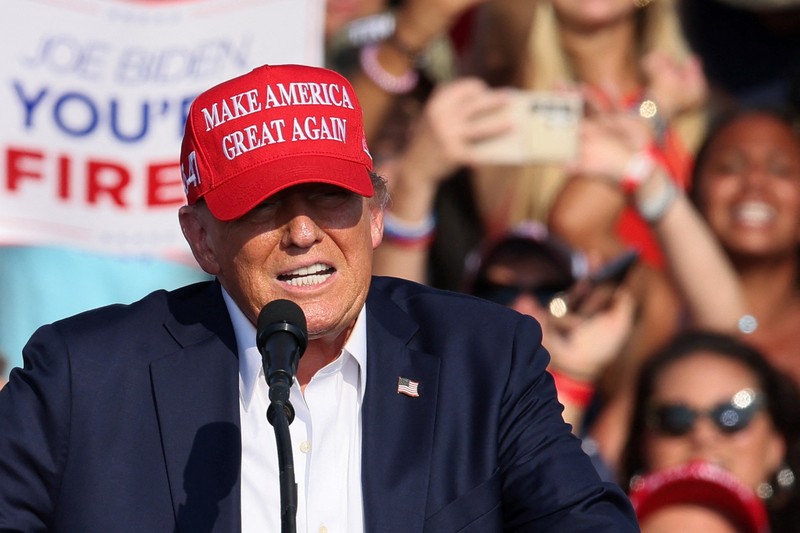 Kandidat presiden dari Partai Republik dan mantan Presiden AS Donald Trump dibantu oleh petugas keamanan setelah terdengar suara tembakan saat kampanye di Butler Farm Show di Butler, Pennsylvania, AS, 13 Juli 2024. Kandidat presiden dari Partai Republik dan mantan Presiden AS Donald Trump dibantu oleh petugas keamanan setelah terdengar suara tembakan saat kampanye di Butler Farm Show di Butler, Pennsylvania, AS, 13 Juli 2024. (REUTERS/Brendan McDermid)