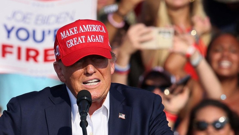 Kandidat presiden dari Partai Republik dan mantan Presiden AS Donald Trump dibantu oleh petugas keamanan setelah terdengar suara tembakan saat kampanye di Butler Farm Show di Butler, Pennsylvania, AS, 13 Juli 2024. (REUTERS/Brendan McDermid)