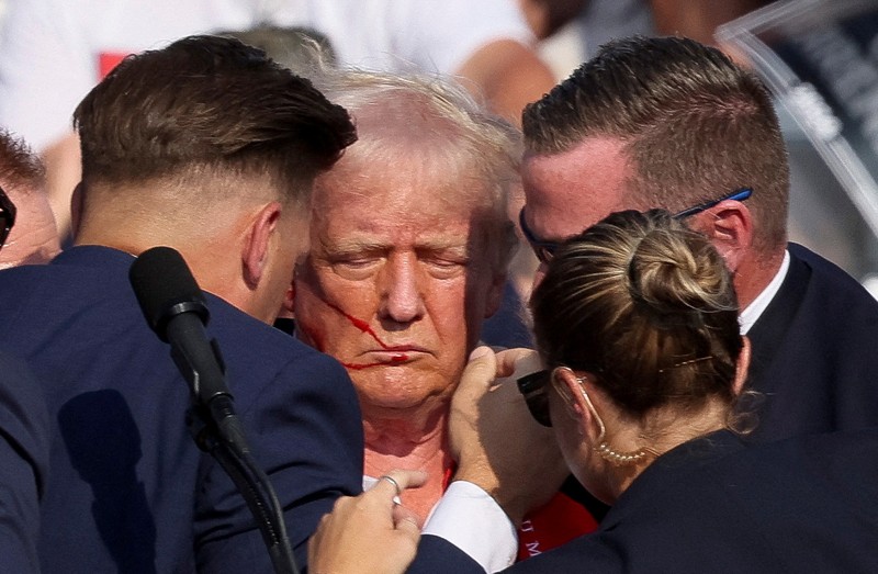 Kandidat presiden dari Partai Republik dan mantan Presiden AS Donald Trump dibantu oleh petugas keamanan setelah terdengar suara tembakan saat kampanye di Butler Farm Show di Butler, Pennsylvania, AS, 13 Juli 2024. Kandidat presiden dari Partai Republik dan mantan Presiden AS Donald Trump dibantu oleh petugas keamanan setelah terdengar suara tembakan saat kampanye di Butler Farm Show di Butler, Pennsylvania, AS, 13 Juli 2024. (REUTERS/Brendan McDermid)