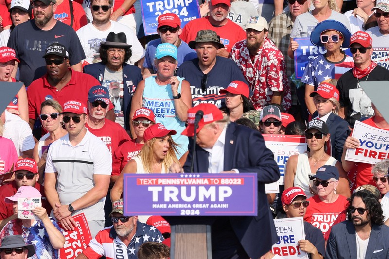 Kandidat presiden dari Partai Republik dan mantan Presiden AS Donald Trump dibantu oleh petugas keamanan setelah terdengar suara tembakan saat kampanye di Butler Farm Show di Butler, Pennsylvania, AS, 13 Juli 2024. Kandidat presiden dari Partai Republik dan mantan Presiden AS Donald Trump dibantu oleh petugas keamanan setelah terdengar suara tembakan saat kampanye di Butler Farm Show di Butler, Pennsylvania, AS, 13 Juli 2024. (REUTERS/Brendan McDermid)
