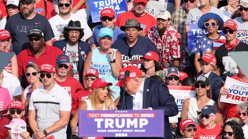 Kandidat presiden dari Partai Republik dan mantan Presiden AS Donald Trump dibantu oleh petugas keamanan setelah terdengar suara tembakan saat kampanye di Butler Farm Show di Butler, Pennsylvania, AS, 13 Juli 2024. (REUTERS/Brendan McDermid)