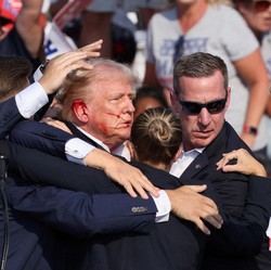 Detik-Detik Trump Terluka Setelah Insiden Penembakan Pennsylvania