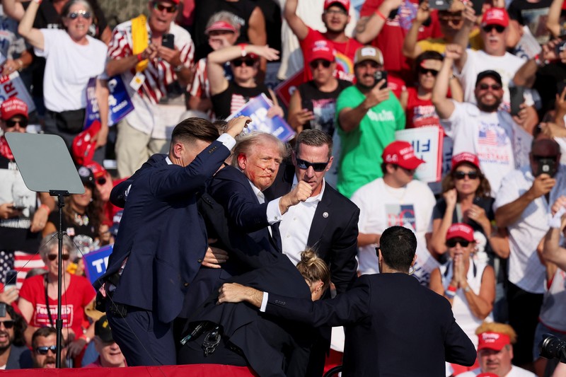 Kandidat presiden dari Partai Republik dan mantan Presiden AS Donald Trump dibantu oleh petugas keamanan setelah terdengar suara tembakan saat kampanye di Butler Farm Show di Butler, Pennsylvania, AS, 13 Juli 2024. Kandidat presiden dari Partai Republik dan mantan Presiden AS Donald Trump dibantu oleh petugas keamanan setelah terdengar suara tembakan saat kampanye di Butler Farm Show di Butler, Pennsylvania, AS, 13 Juli 2024. (REUTERS/Brendan McDermid)