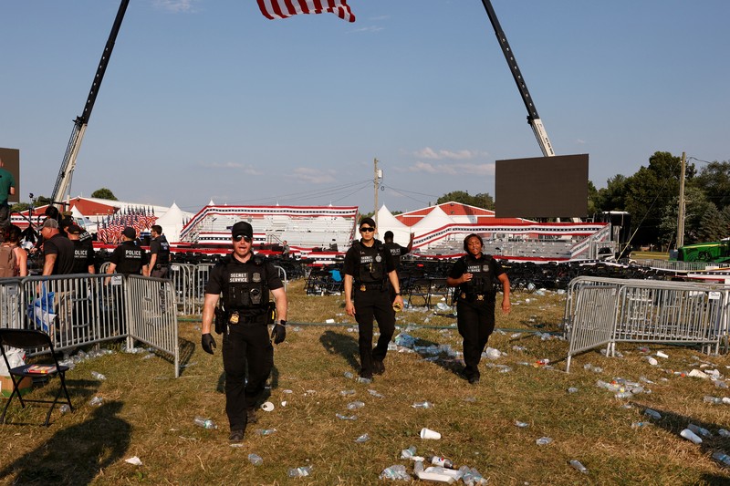 Agen Dinas Rahasia AS mengelilingi panggung saat agen lainnya melindungi calon presiden dari Partai Republik mantan Presiden Donald Trump pada rapat umum kampanye, Sabtu, 13 Juli 2024, di Butler, Pa. (AP/Evan Vucci) Agen Dinas Rahasia AS mengelilingi panggung saat agen lainnya melindungi calon presiden dari Partai Republik mantan Presiden Donald Trump pada rapat umum kampanye, Sabtu, 13 Juli 2024, di Butler, Pa. (AP/Evan Vucci)