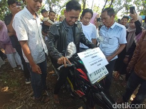 Semringah Pegi Setiawan saat Terima Hadiah Motor dari Ratu Durian