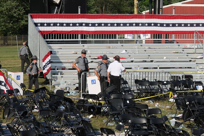 Agen Dinas Rahasia AS mengelilingi panggung saat agen lainnya melindungi calon presiden dari Partai Republik mantan Presiden Donald Trump pada rapat umum kampanye, Sabtu, 13 Juli 2024, di Butler, Pa. (AP/Evan Vucci)