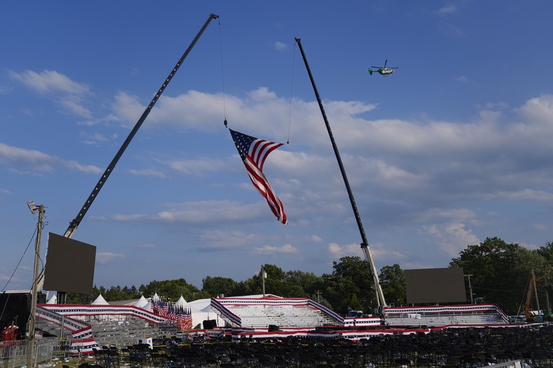 Agen Dinas Rahasia AS mengelilingi panggung saat agen lainnya melindungi calon presiden dari Partai Republik mantan Presiden Donald Trump pada rapat umum kampanye, Sabtu, 13 Juli 2024, di Butler, Pa. (AP/Evan Vucci) Agen Dinas Rahasia AS mengelilingi panggung saat agen lainnya melindungi calon presiden dari Partai Republik mantan Presiden Donald Trump pada rapat umum kampanye, Sabtu, 13 Juli 2024, di Butler, Pa. (AP/Evan Vucci)