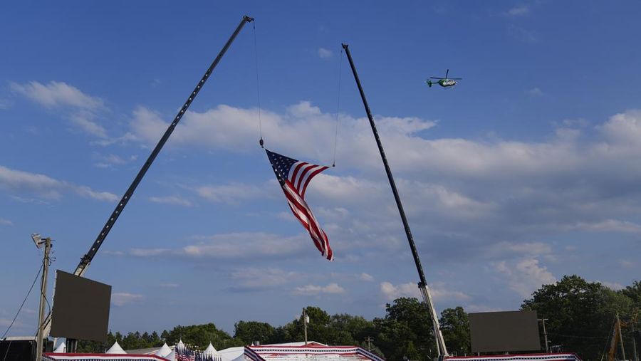 Agen Dinas Rahasia AS mengelilingi panggung saat agen lainnya melindungi calon presiden dari Partai Republik mantan Presiden Donald Trump pada rapat umum kampanye, Sabtu, 13 Juli 2024, di Butler, Pa. (AP/Evan Vucci)