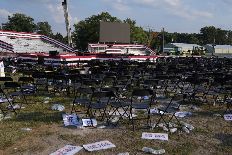 Agen Dinas Rahasia AS mengelilingi panggung saat agen lainnya melindungi calon presiden dari Partai Republik mantan Presiden Donald Trump pada rapat umum kampanye, Sabtu, 13 Juli 2024, di Butler, Pa. (AP/Evan Vucci) Agen Dinas Rahasia AS mengelilingi panggung saat agen lainnya melindungi calon presiden dari Partai Republik mantan Presiden Donald Trump pada rapat umum kampanye, Sabtu, 13 Juli 2024, di Butler, Pa. (AP/Evan Vucci)