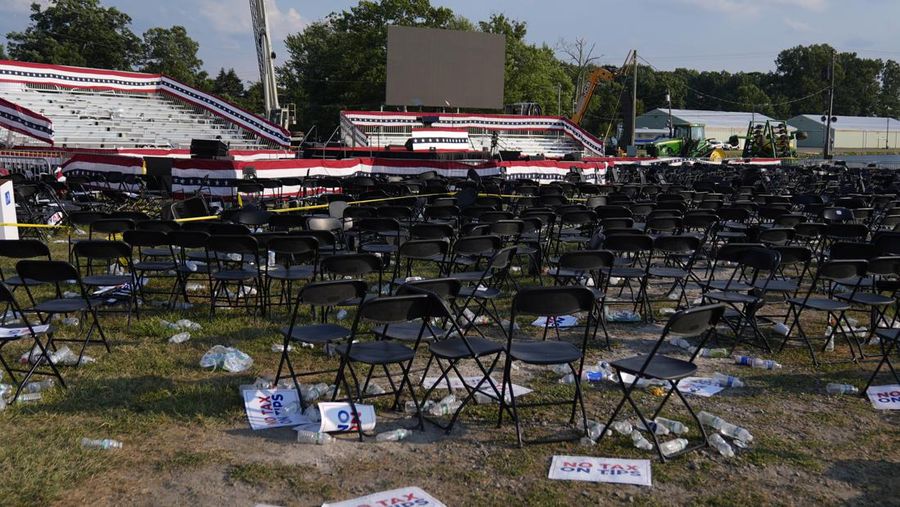 Agen Dinas Rahasia AS mengelilingi panggung saat agen lainnya melindungi calon presiden dari Partai Republik mantan Presiden Donald Trump pada rapat umum kampanye, Sabtu, 13 Juli 2024, di Butler, Pa. (AP/Evan Vucci)